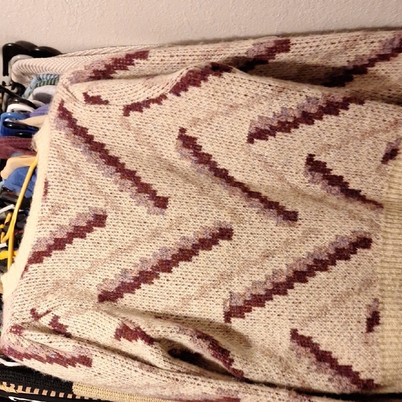 Entro Cream and Purple Chevron Sweater From Avara, Size M - Picture 5 of 5